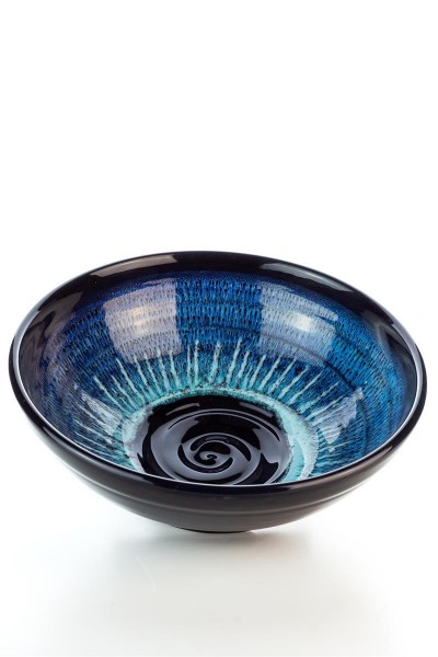 Schwarz blaue, handgemachte Keramik-Schale Nr. 1 mit Spirale von der T&ouml;pferwerkstatt Hydria von Kreta, d= ca. 19 cm